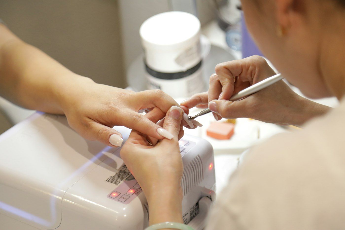 Imagen de referencia: manicura en proceso sobre mesa de trabajo