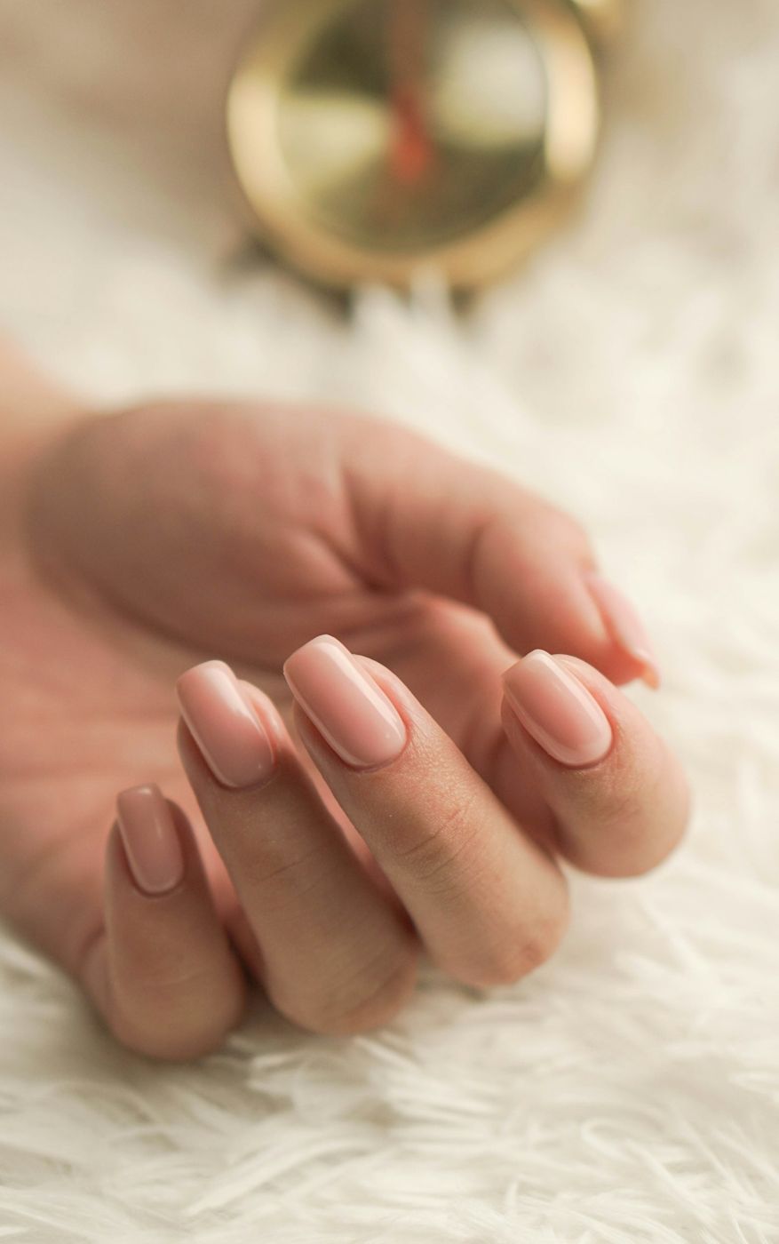 Imagen de referencia: mano con manicura natural sobre pelo claro